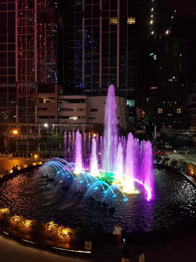 1Uptown musically dancing fountain, BGC