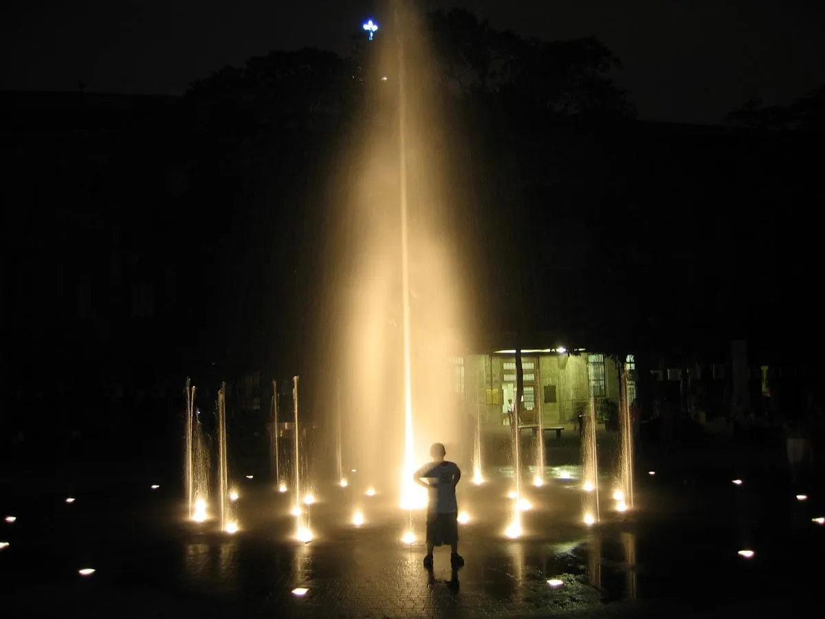 UST-Programmed-Interactive-Fountain,-Manila-2006